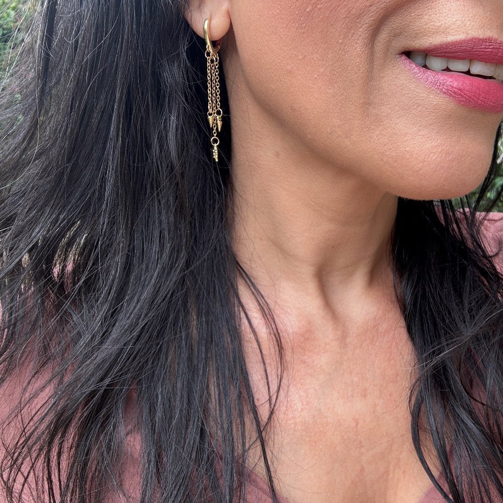 עגילי גולדי| עגילי חישוק קטנים עם שרשרת ותליונים - ARIO by Shlomit Berdah