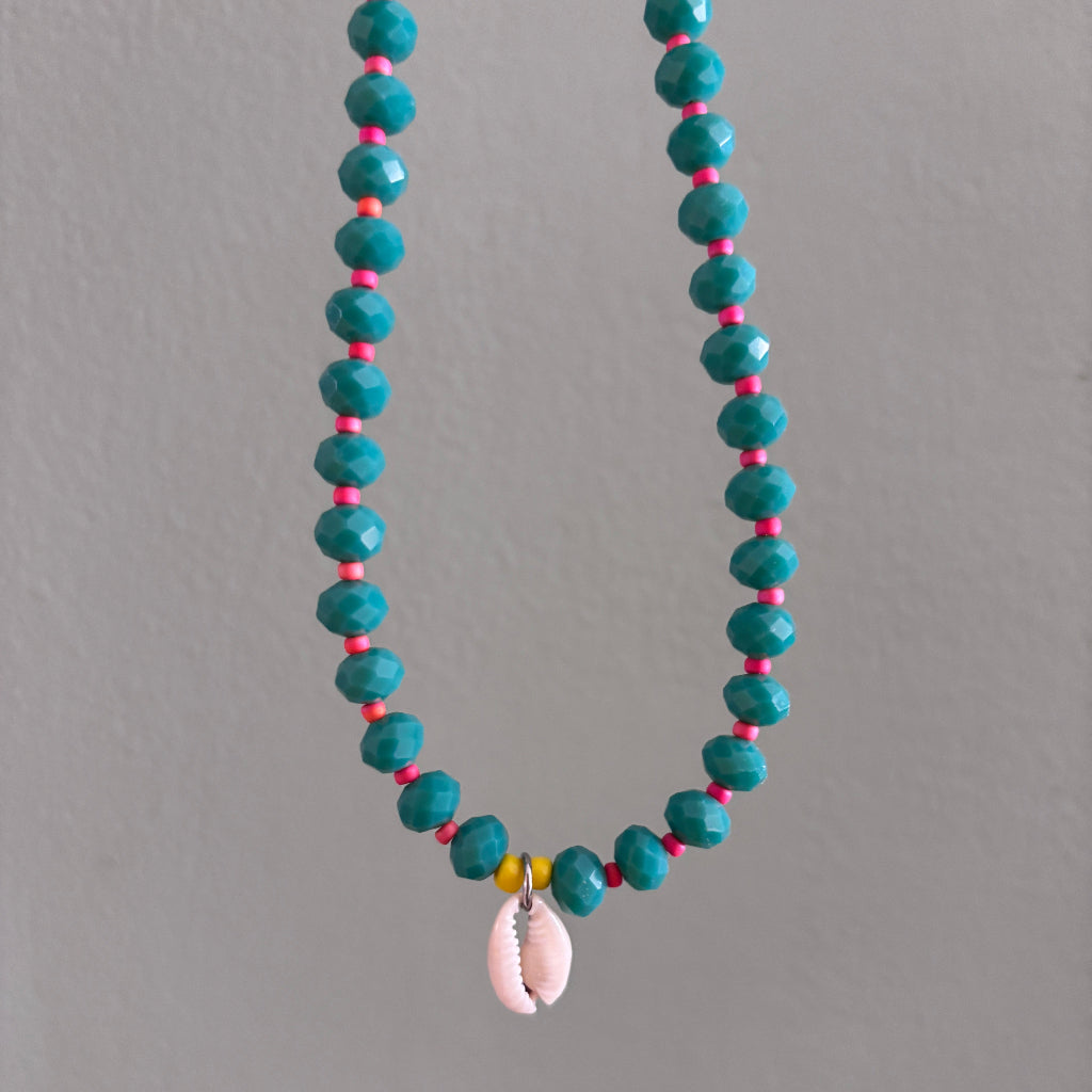 שרשרת חרוזים ירוקה עם צדף לבן - ARIO By Shlomit Berdah