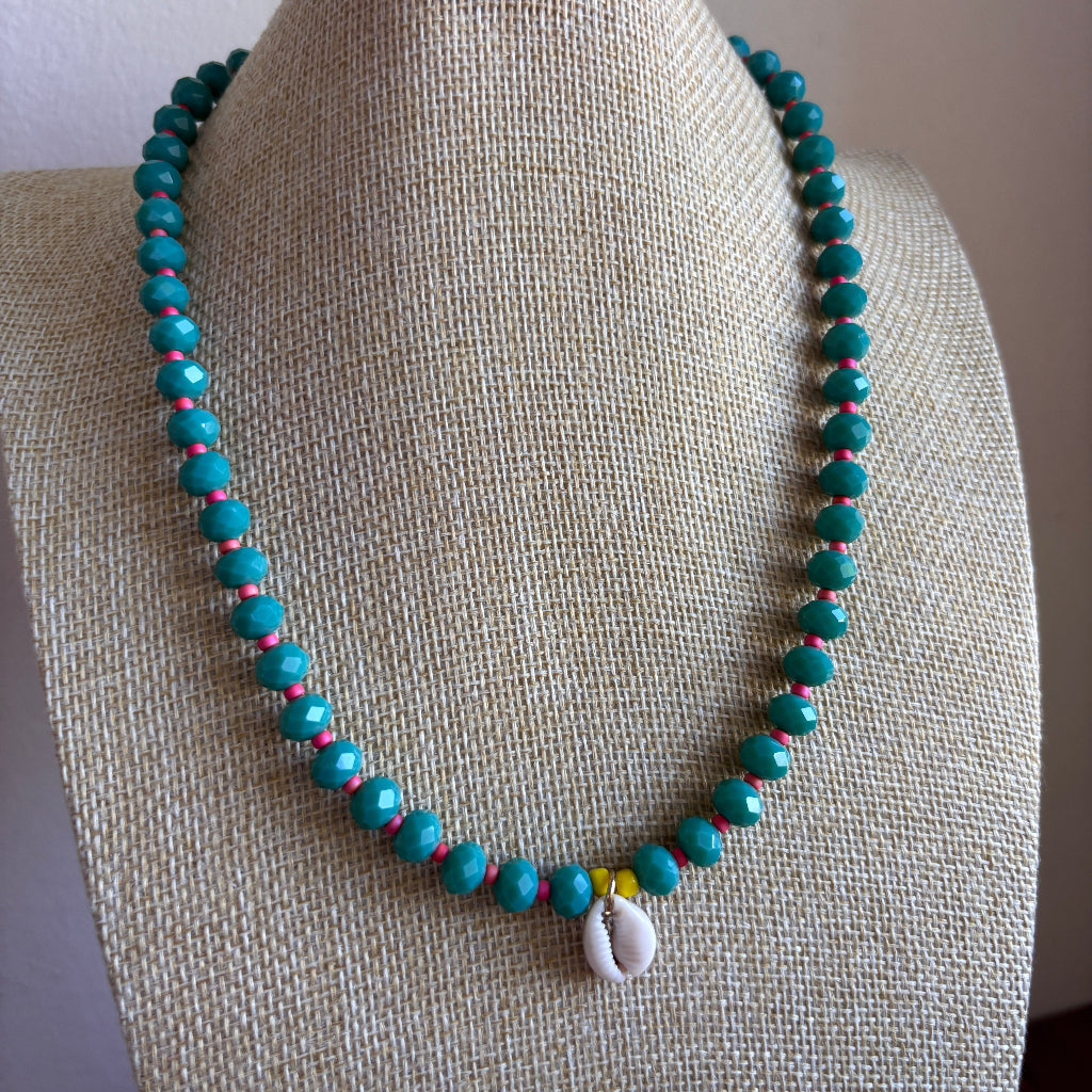 שרשרת חרוזים ירוקה עם צדף לבן - ARIO By Shlomit Berdah