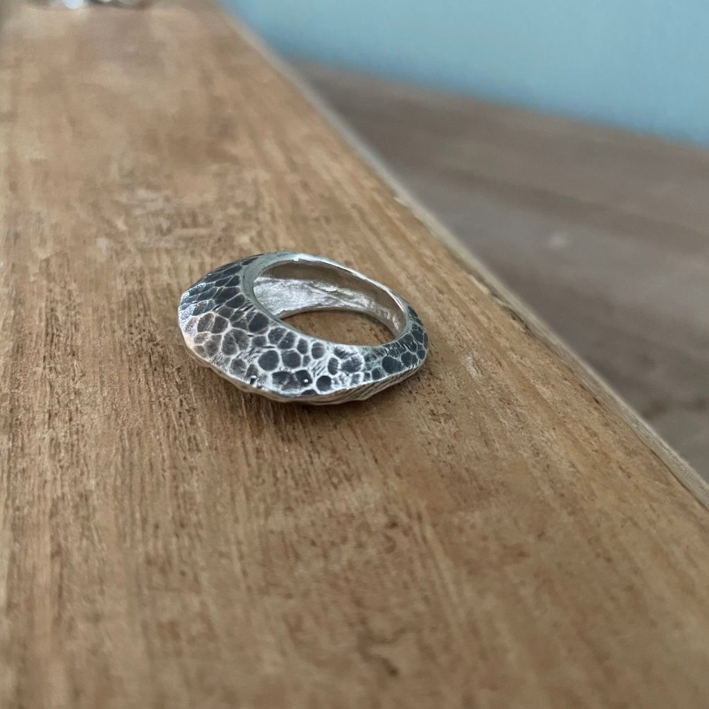 טבעת כסף לאישה| טבעת סטיימנט מרוקעת - ARIO by Shlomit Berdah