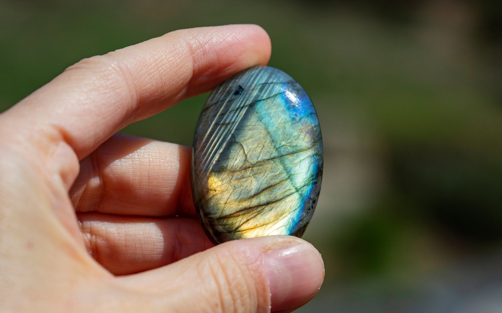 כל הדברים שלא ידעת על אבן הלברדורייט - Labradorite | ARIO by Shlomit Berdah