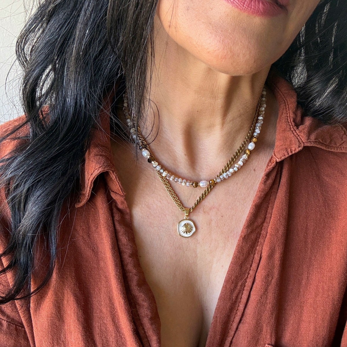 סט שרשראות רביירה – פנינים וצדף- ARIO  על הגוף