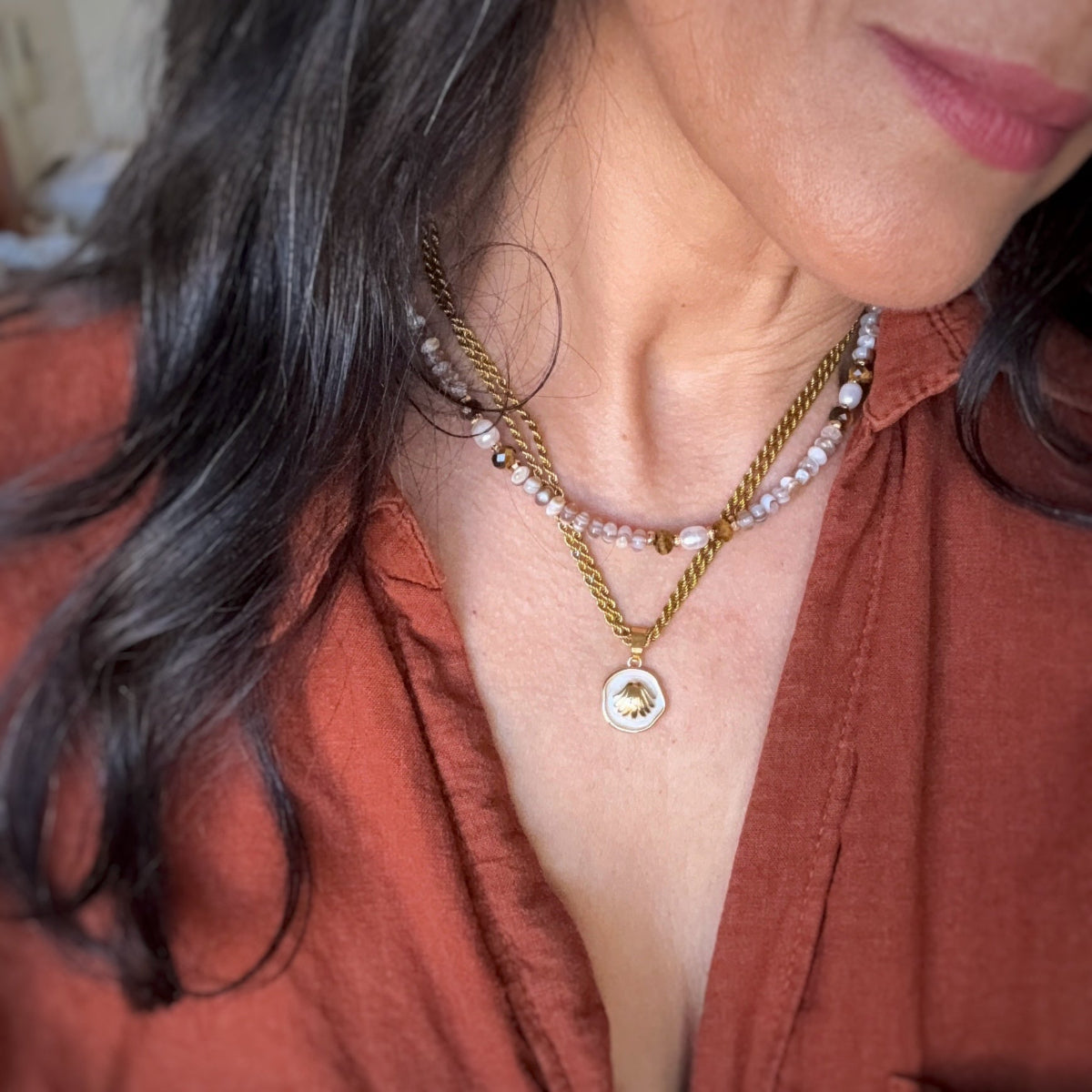 סט שרשראות רביירה – פנינים וצדף-  על הגוף