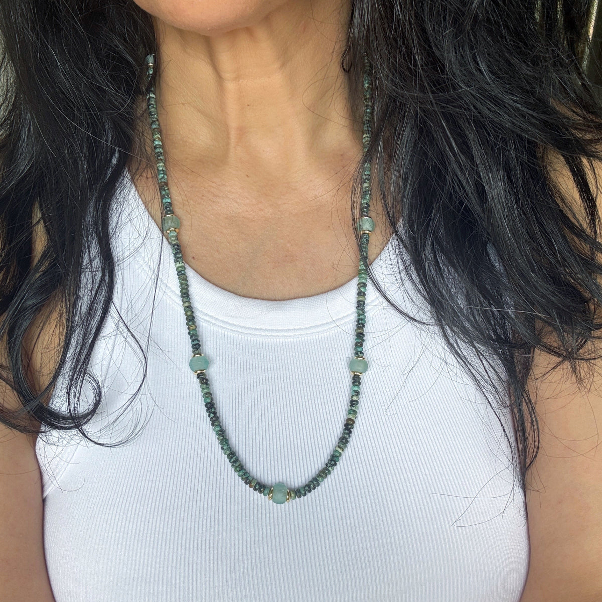 שרשרת טורקיז ארוכה על הגוף