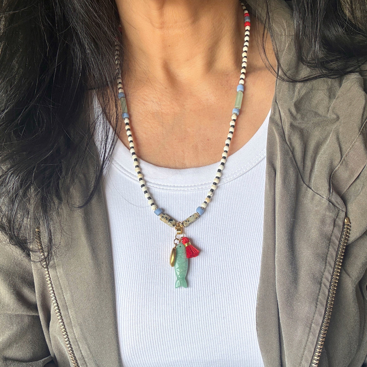 שרשרת דג אמאזונייט וגדיל אדום -  על הגוף