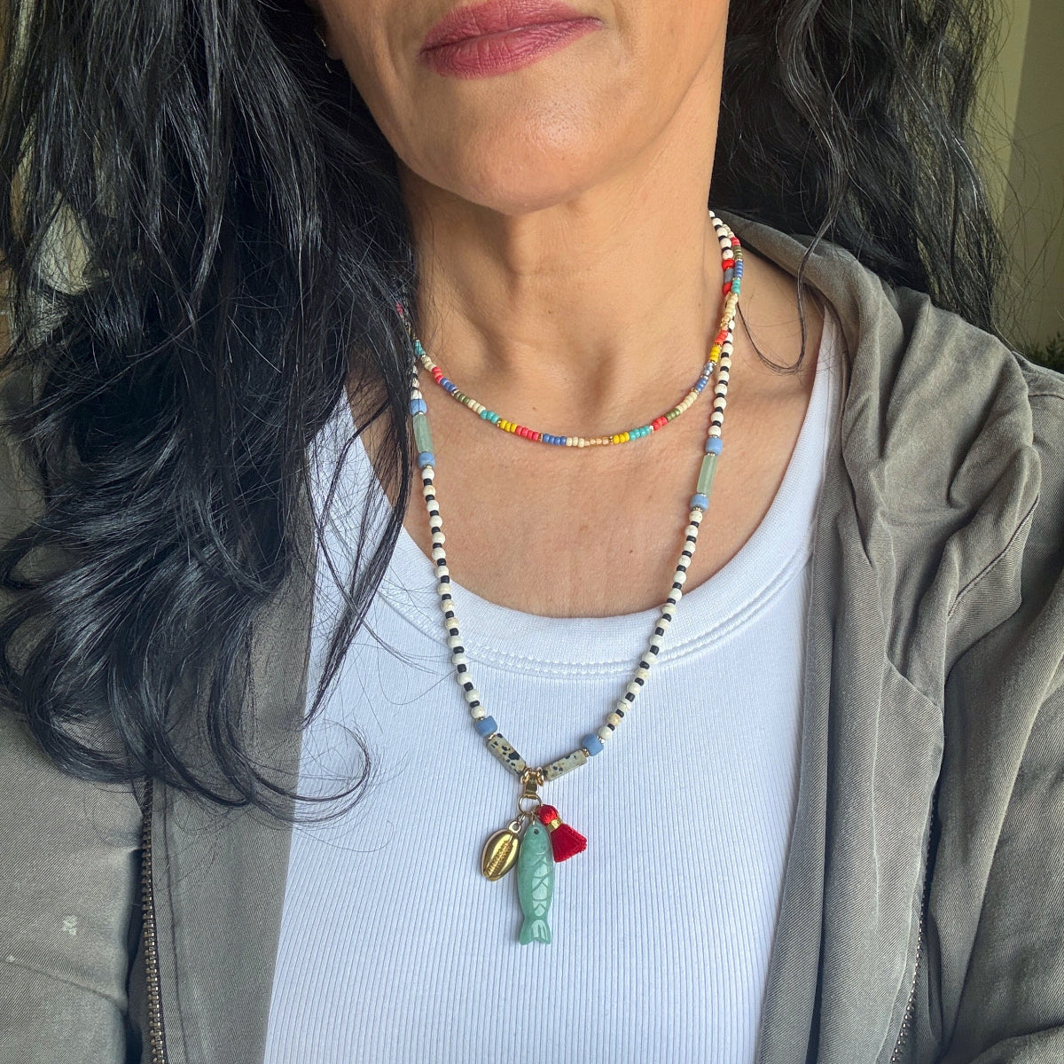 שרשרת דג אמאזונייט וגדיל אדום  בשילוב שרשרת חרוזים צבעונית-  על הגוף