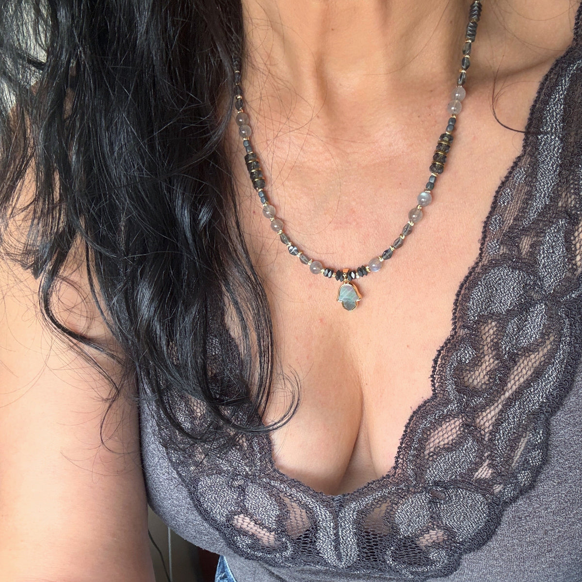 שרשרת אבני חן לברדורייט ותליון חמסה