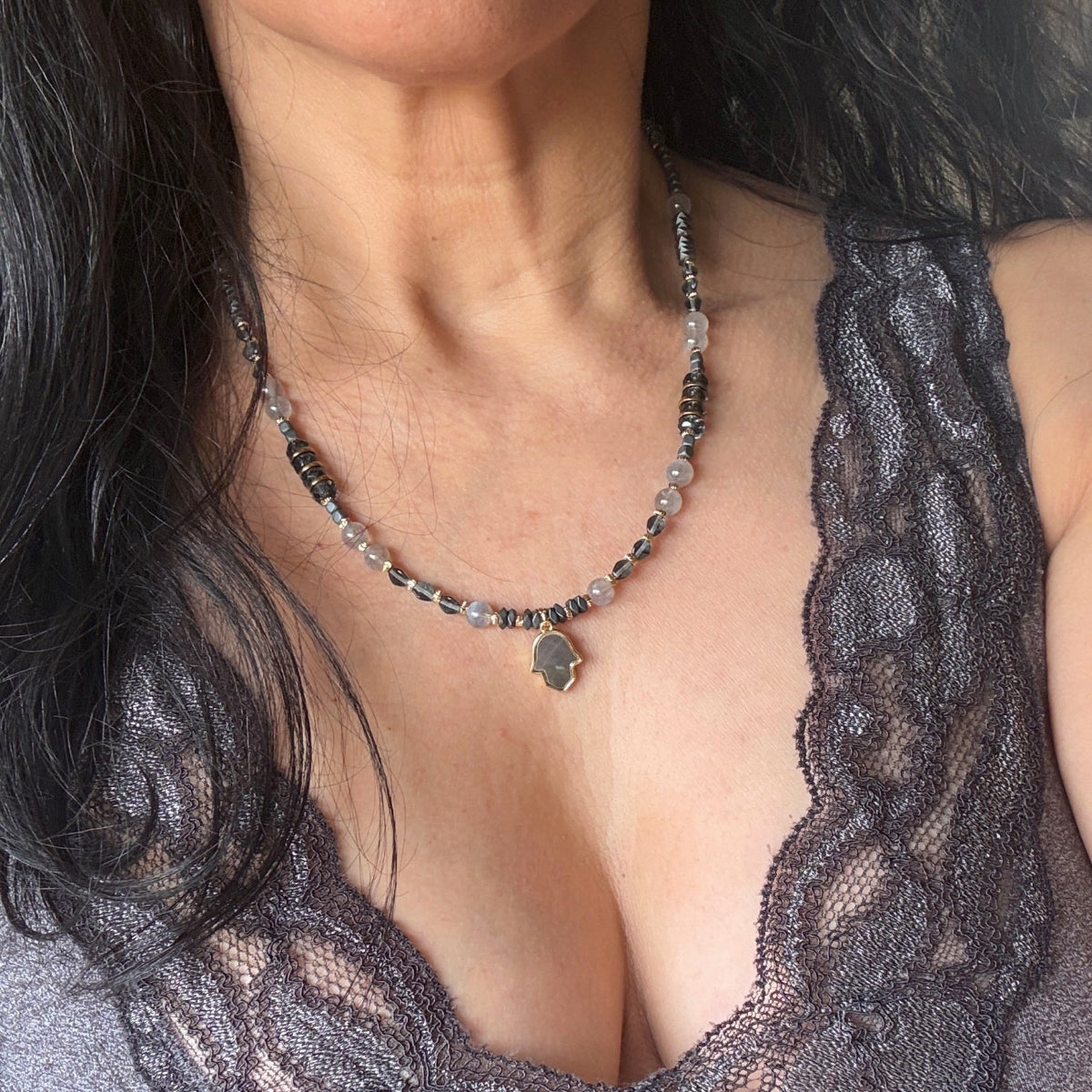 שרשרת חמסה לברדורייט על הגוף