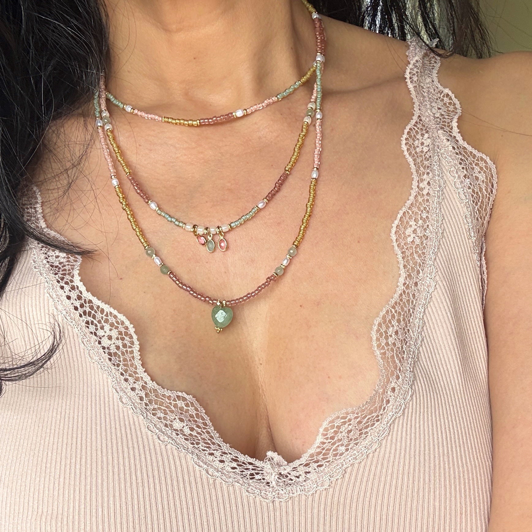 שרשרת אלורה- שכבות של פנינים ואבני אוונטורין