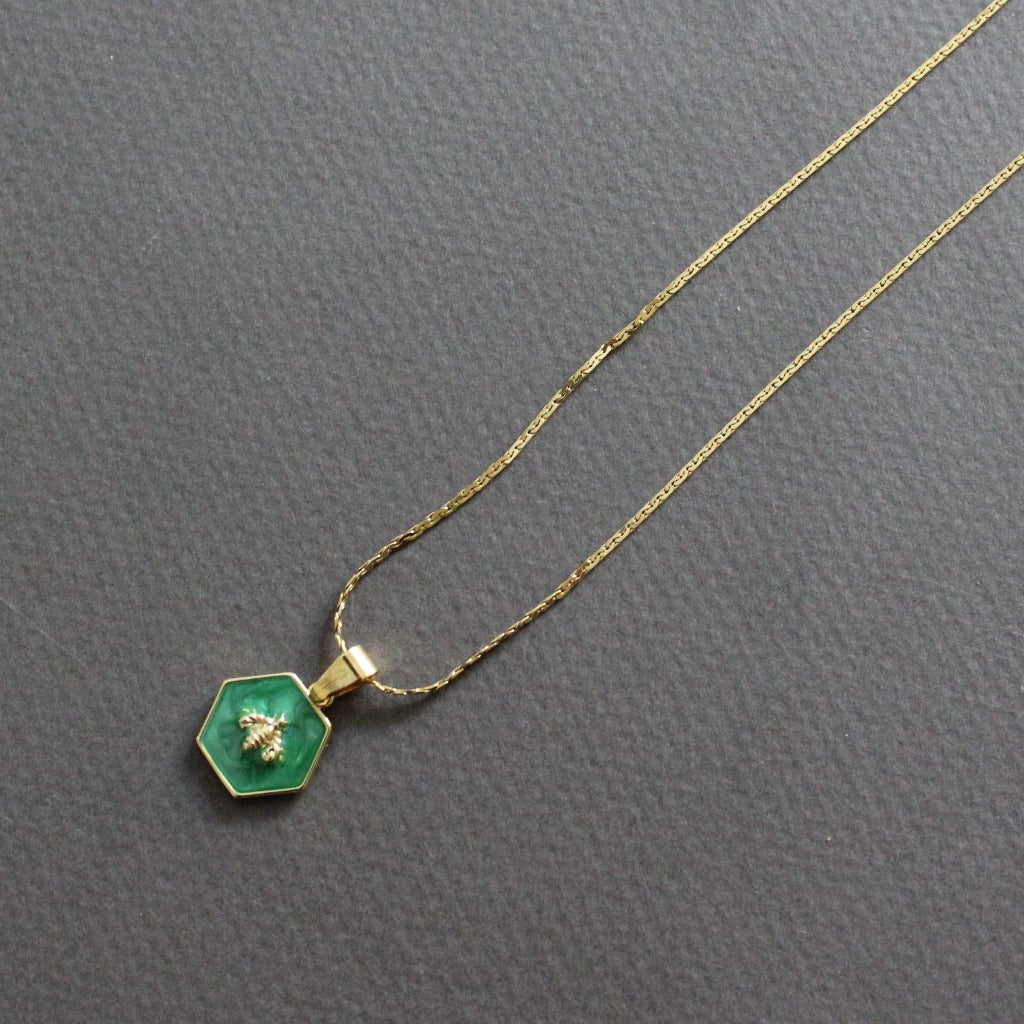 שרשרת זהב עם תליון דבורה בצבע ירוק| שרשרת לאישה - ARIO by Shlomit Berdah