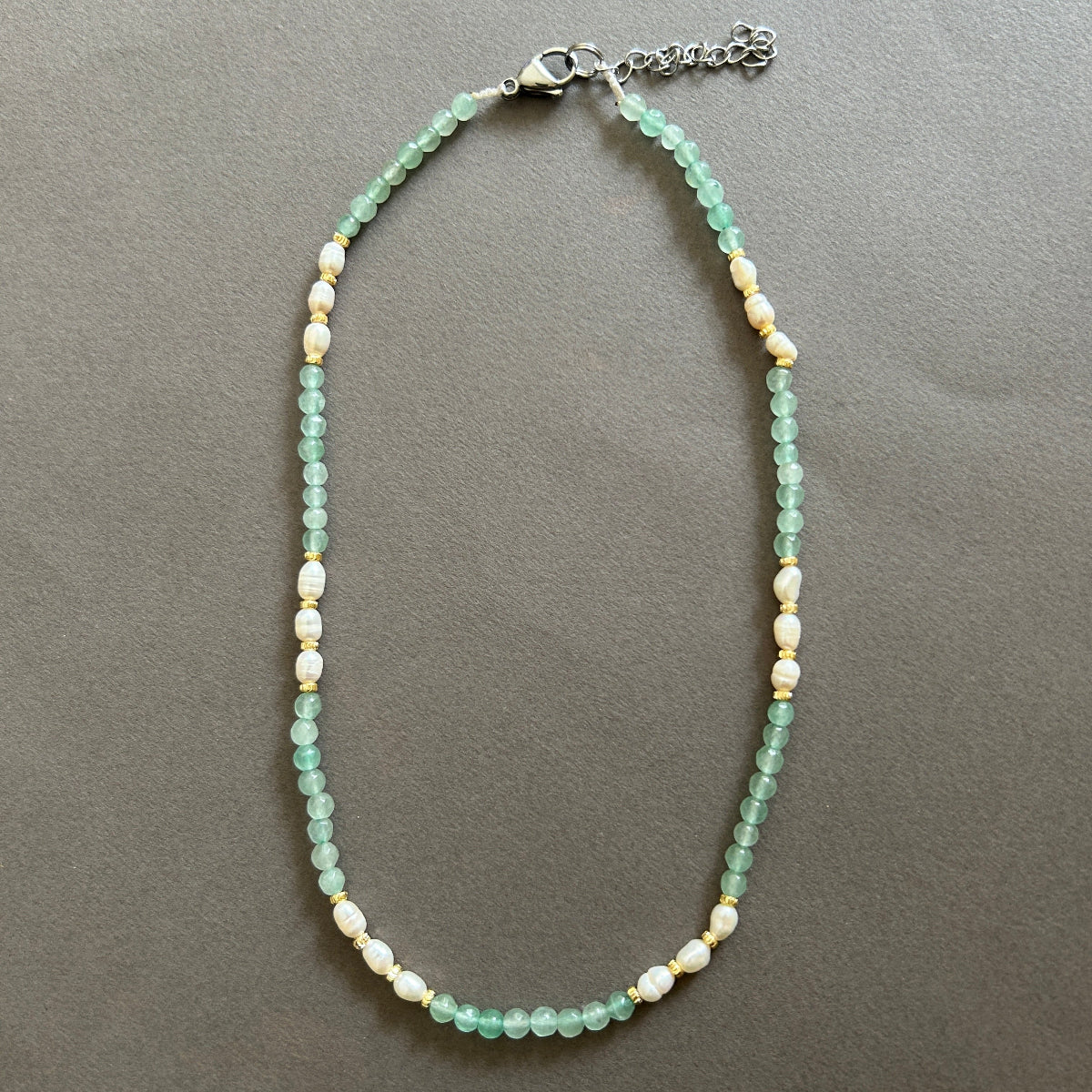 שרשרת פנינים לבנות ואבני אוונטורין  עם נגיעות זהב