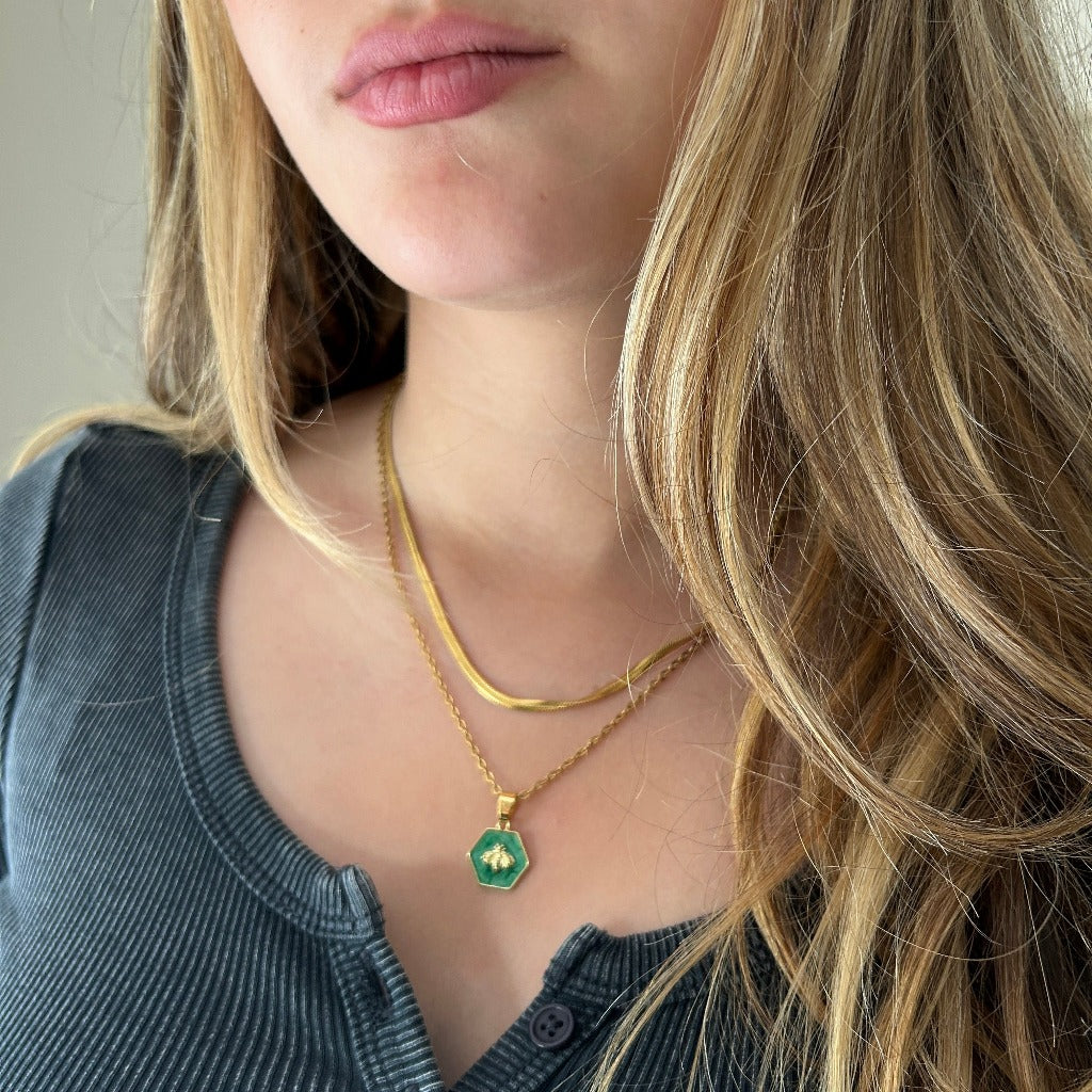 שרשרת זהב עם תליון דבורה בצבע ירוק| שרשרת לאישה - ARIO by Shlomit Berdah