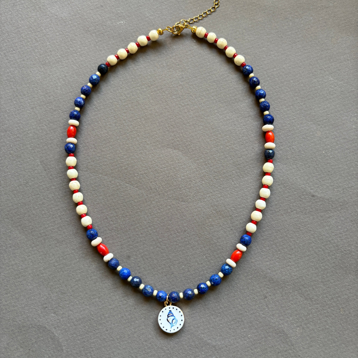 שרשרת נאיה – לפיס לזולי, קורל וצדף קרמיקה - ARIO By Shlomit Berdah