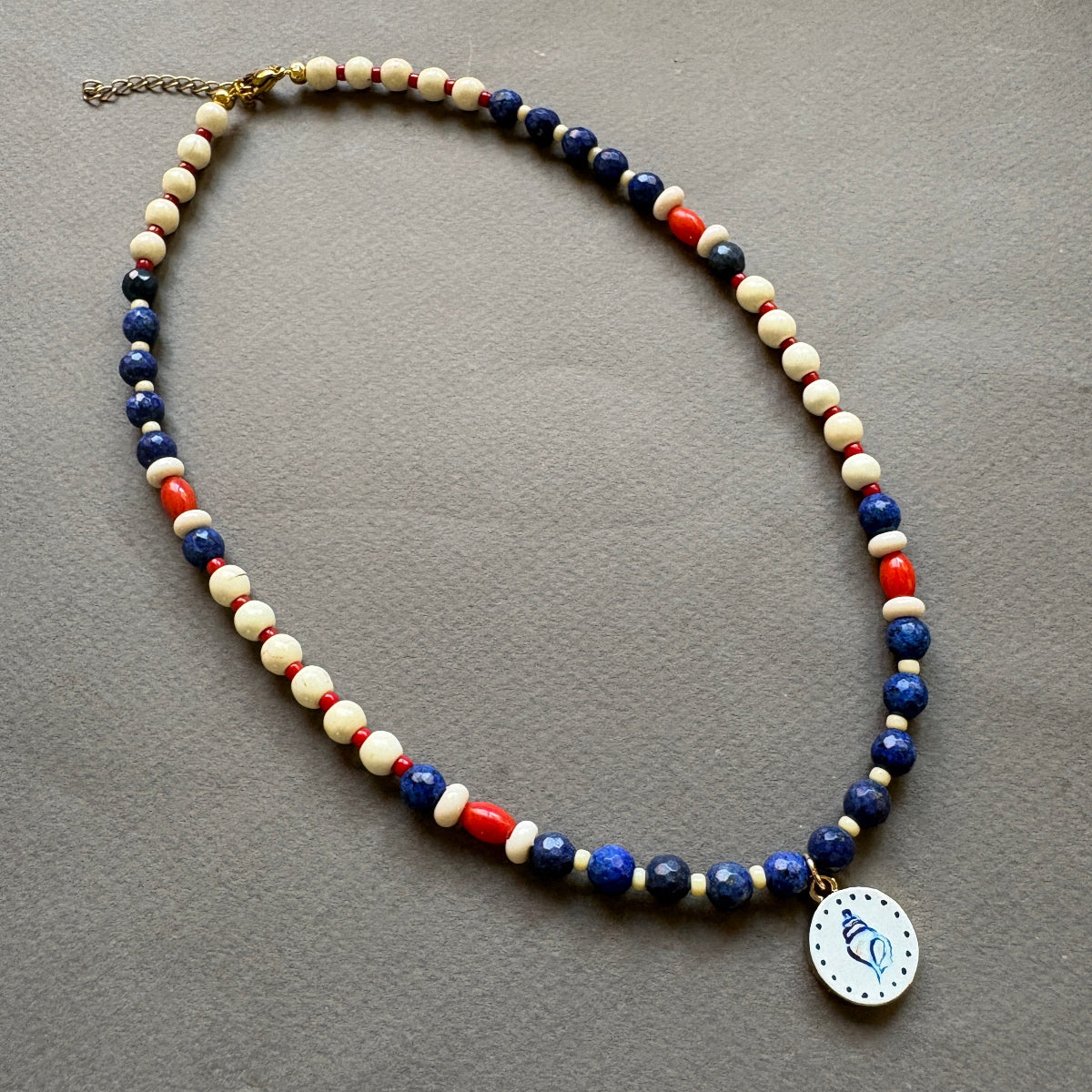 שרשרת נאיה – לפיס לזולי, קורל וצדף קרמיקה 