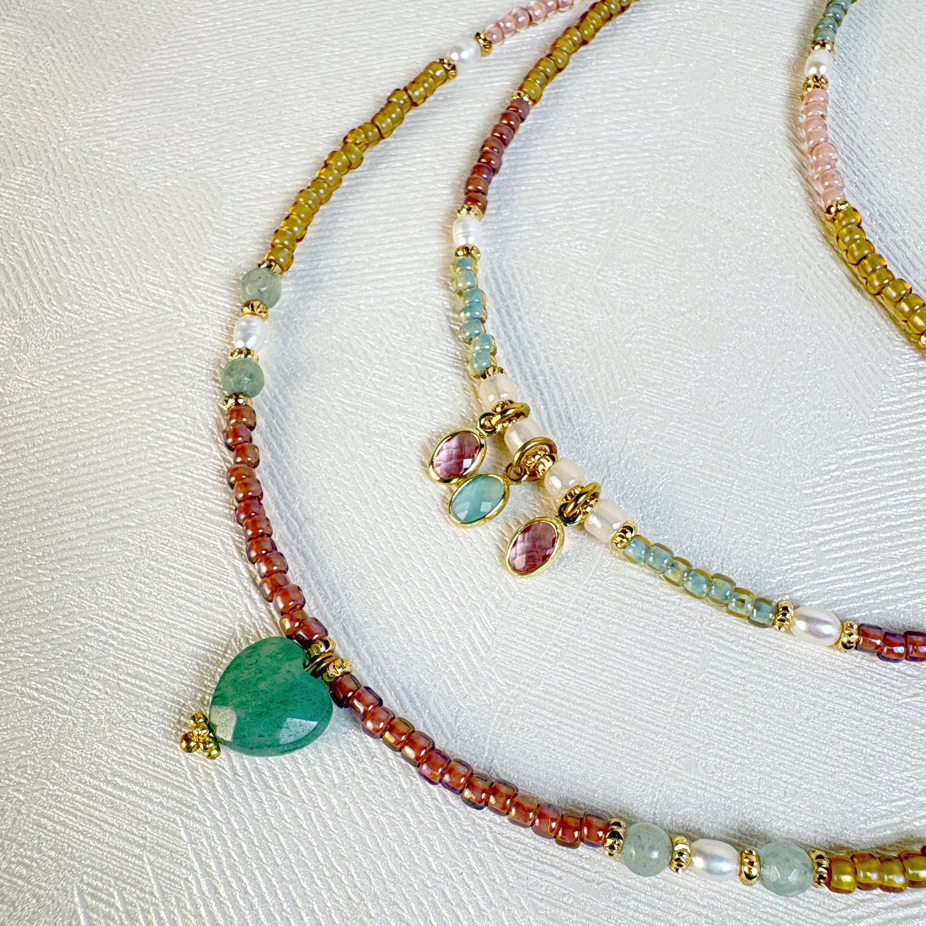 שרשרת שגבות אלורה- צילום תקריב