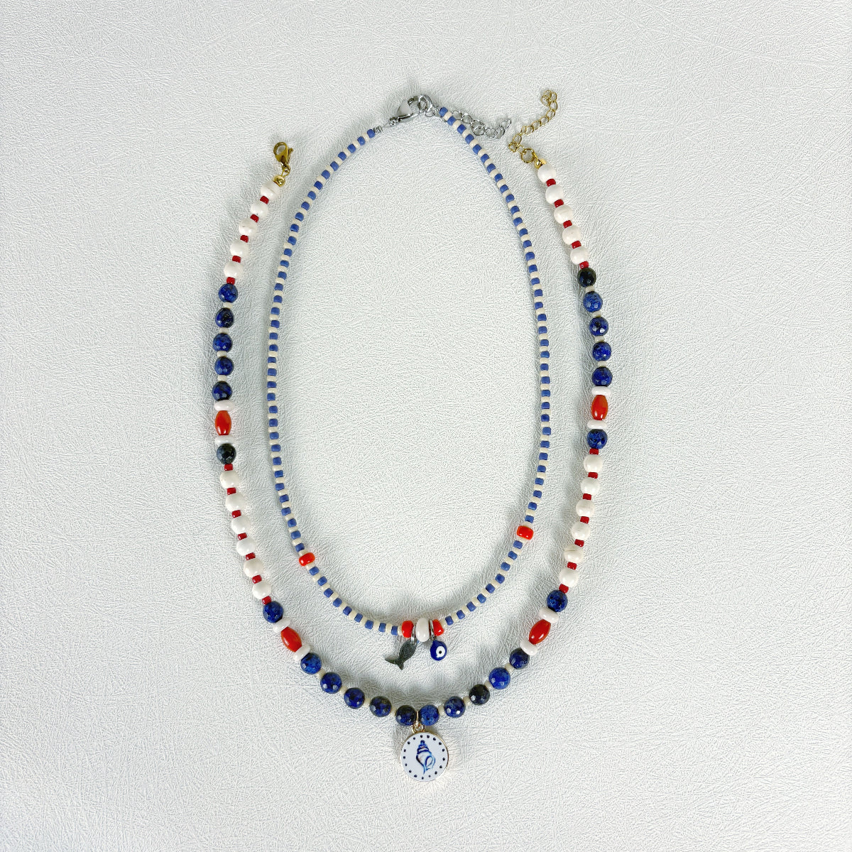 שרשרת נאיה – לפיס לזולי, קורל וצדף קרמיקה בשילוב שרשרת פטיט בטו