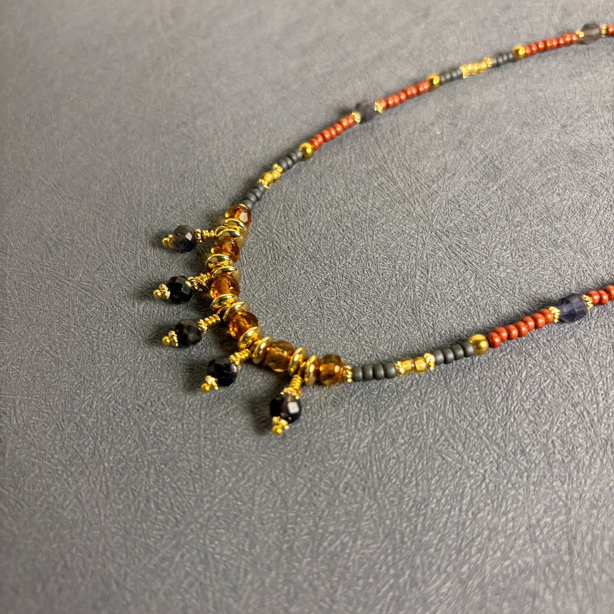 שרשרת נפרטיטי – שרשרת אבני לולייט בעבודת יד - ARIO By Shlomit Berdah