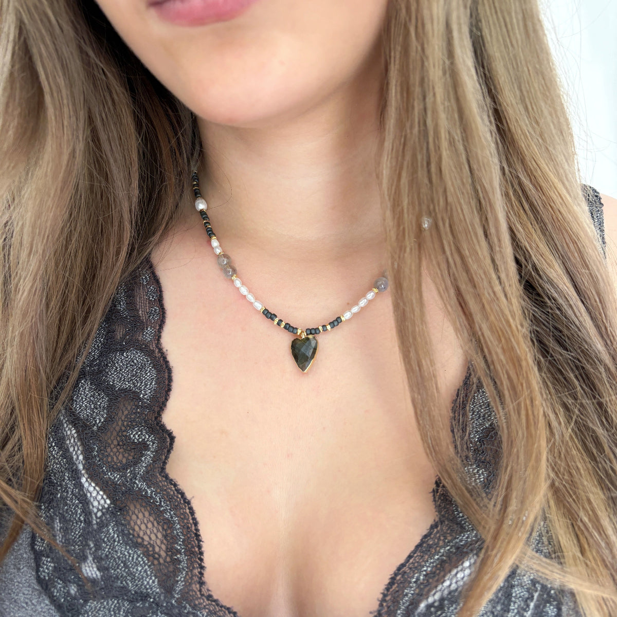 שרשרת לב לברדורייט ופנינה לבנה - ARIO By Shlomit Berdah