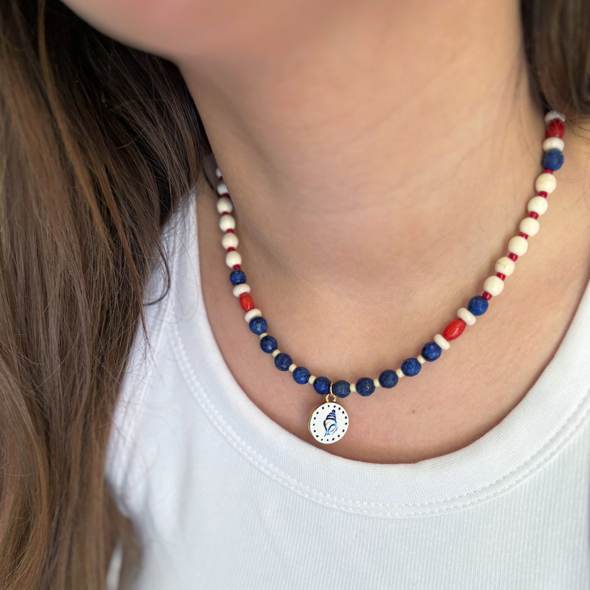 שרשרת נאיה לפיס לזולי וקורל על הצוואר - ARIO By Shlomit Berdah