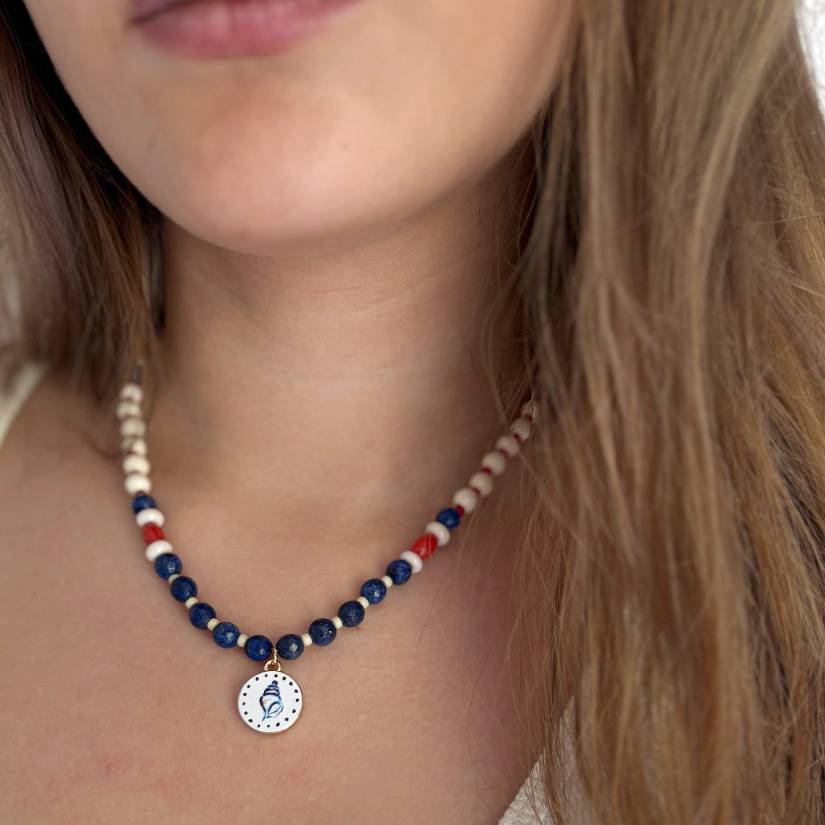 שרשרת נאיה לפיס לזולי וקורל על הצוואר - ARIO By Shlomit Berdah