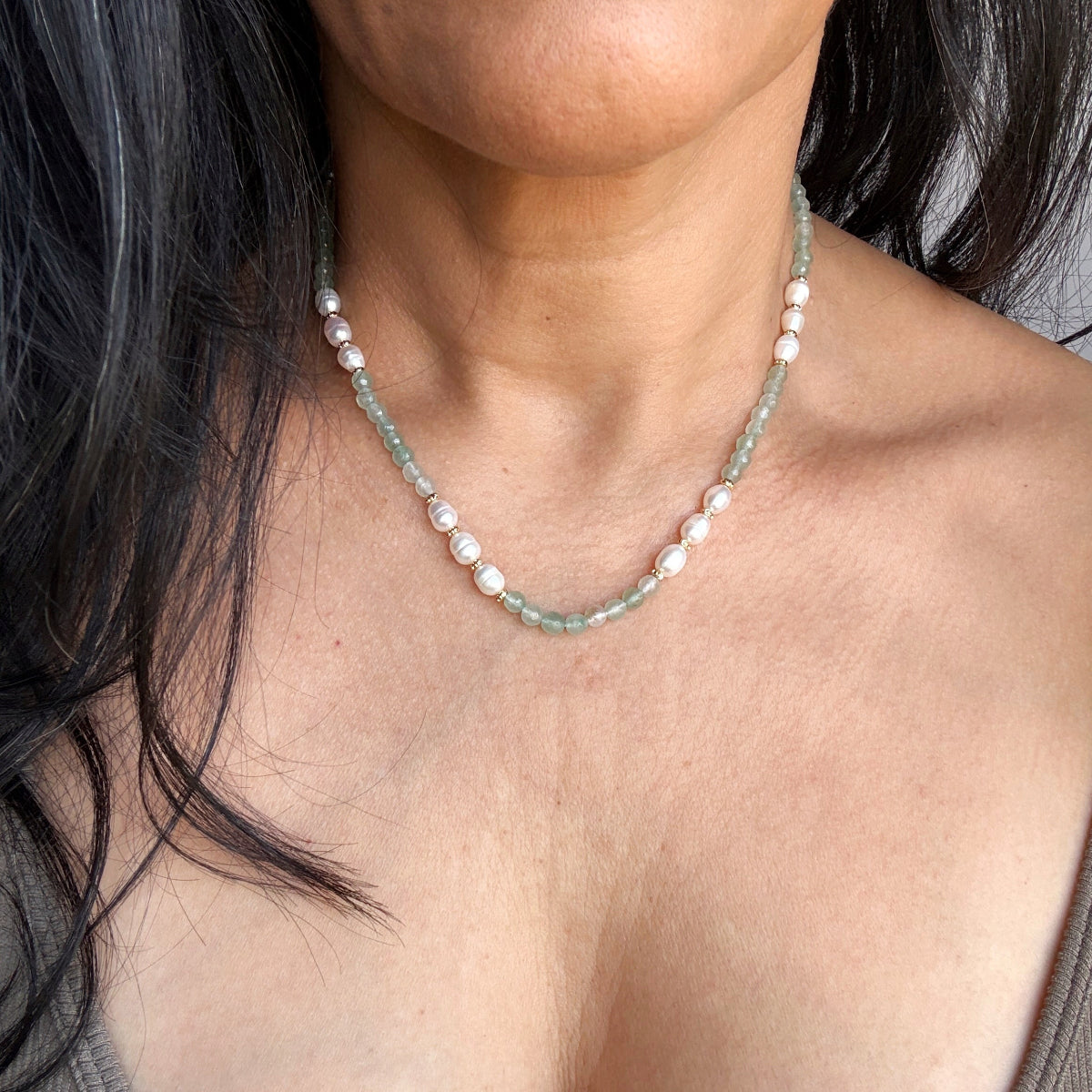 שרשרת פנינים לבנות ואבני אוונטורין ירוקות על הצוואר