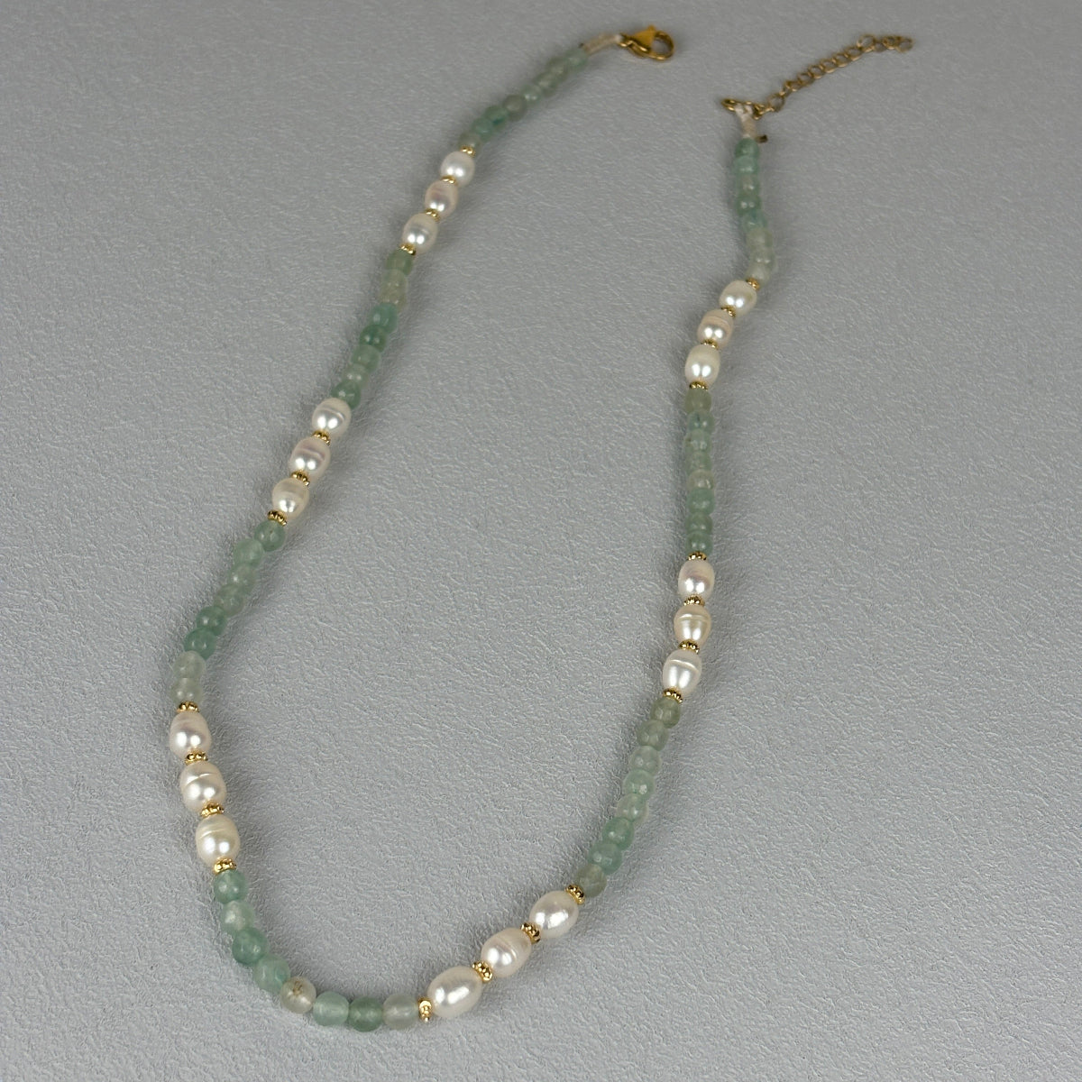 שרשרת פנינים לבנות ואבני אוונטורין  עם נגיעות זהב