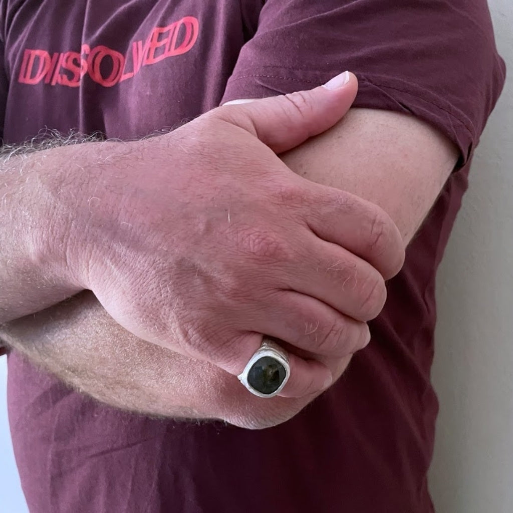 טבעת כסף לגבר לברדורייט | טבעת חותם לגבר - ARIO by Shlomit Berdah