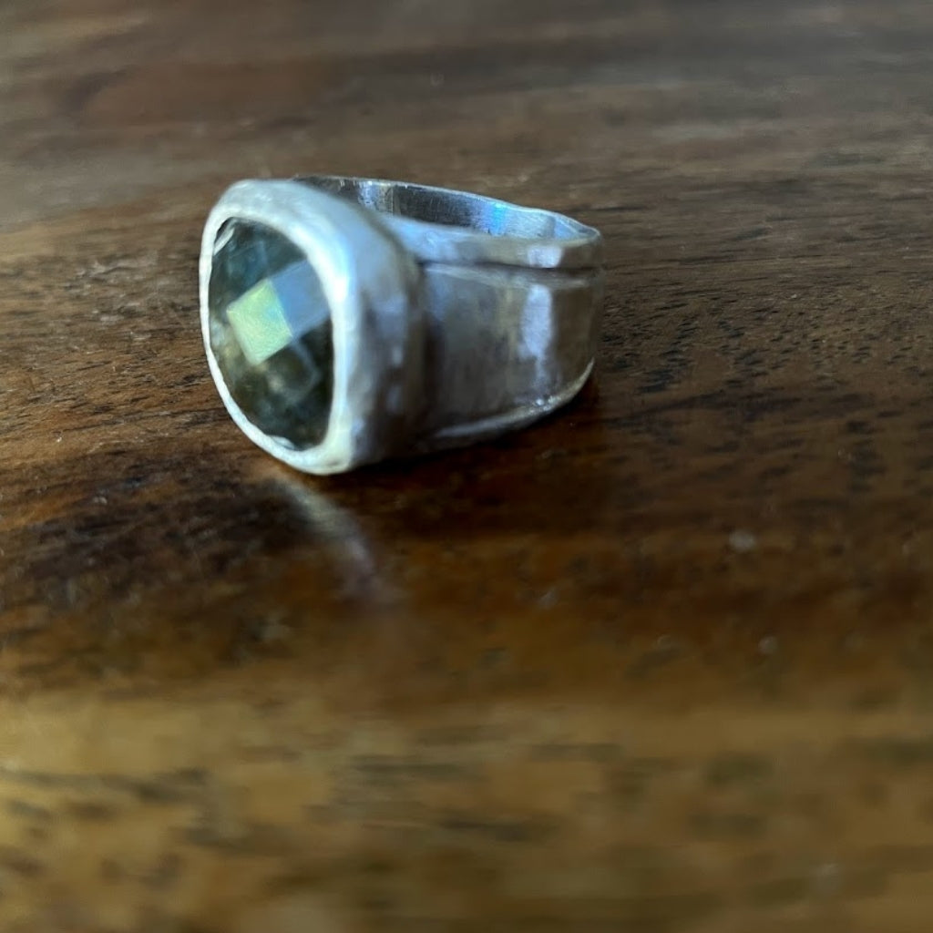 טבעת כסף לגבר לברדורייט | טבעת חותם לגבר - ARIO by Shlomit Berdah