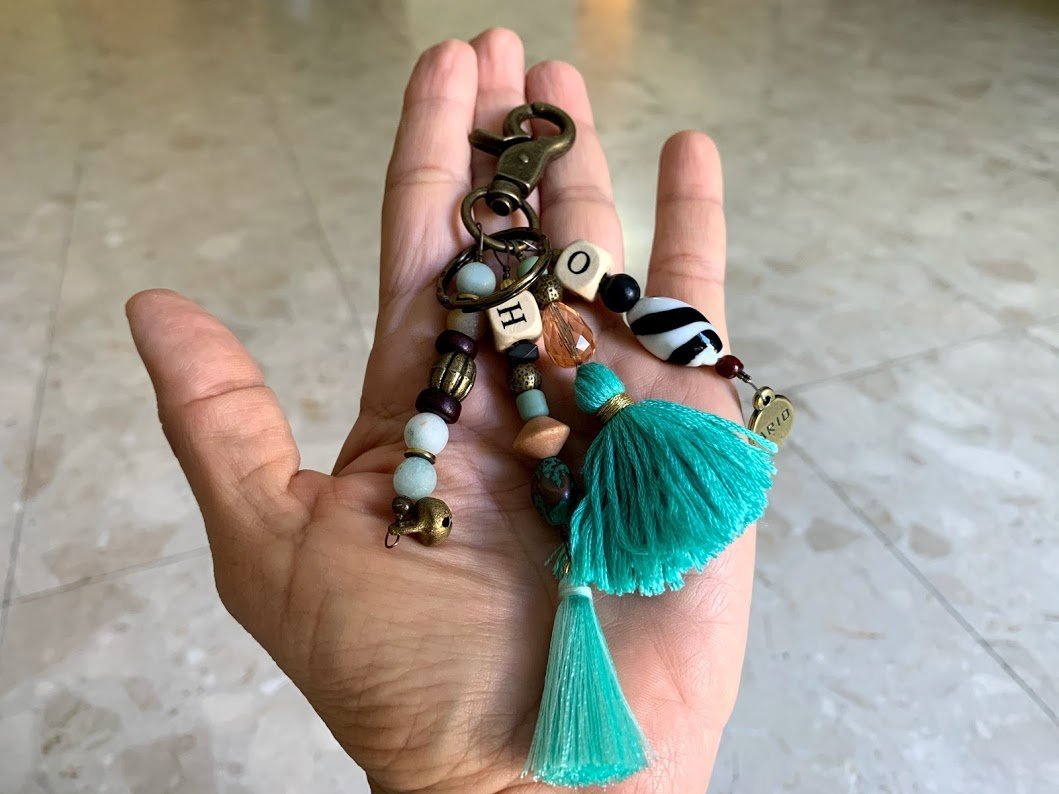 מחזיק מפתחות בוהמייני בצבעי טורקיז - ARIO by Shlomit Berdah